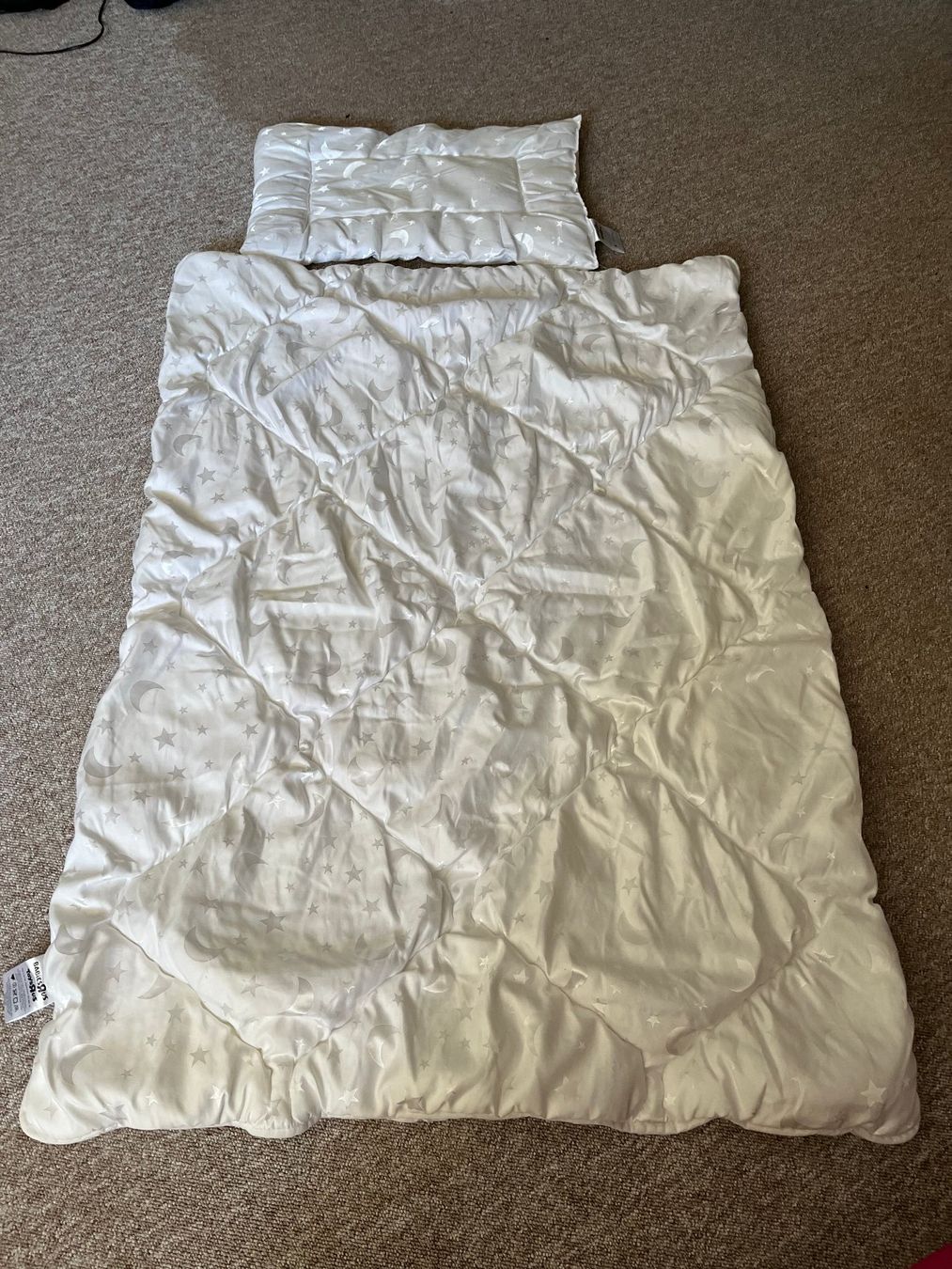 Coperte: Kinder Steppbett Mond & Sterne 100x135 cm – Usato da Arbon venduto da vb4all
