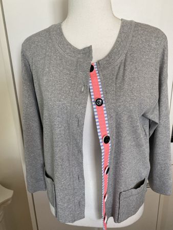 Marc Cain Strickjacke grau mit  aparter Knopfleiste Gr.38