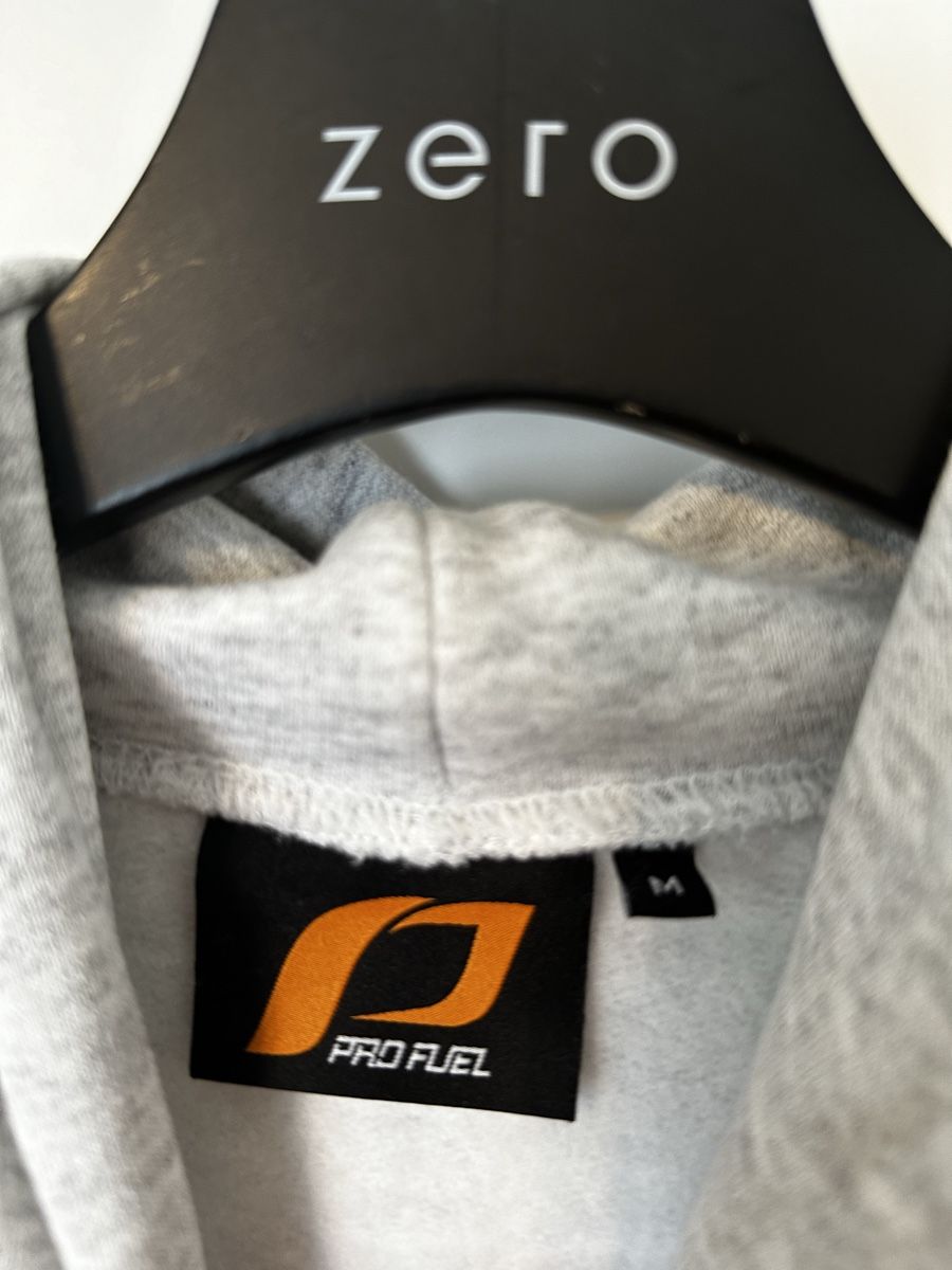 Maglioni & Felpe: Grauer PRO FUEL Kapuzenpullover Grösse M,neu! – Nuovo (secondo la descrizione) da Eglisau venduto da Brewster1 1