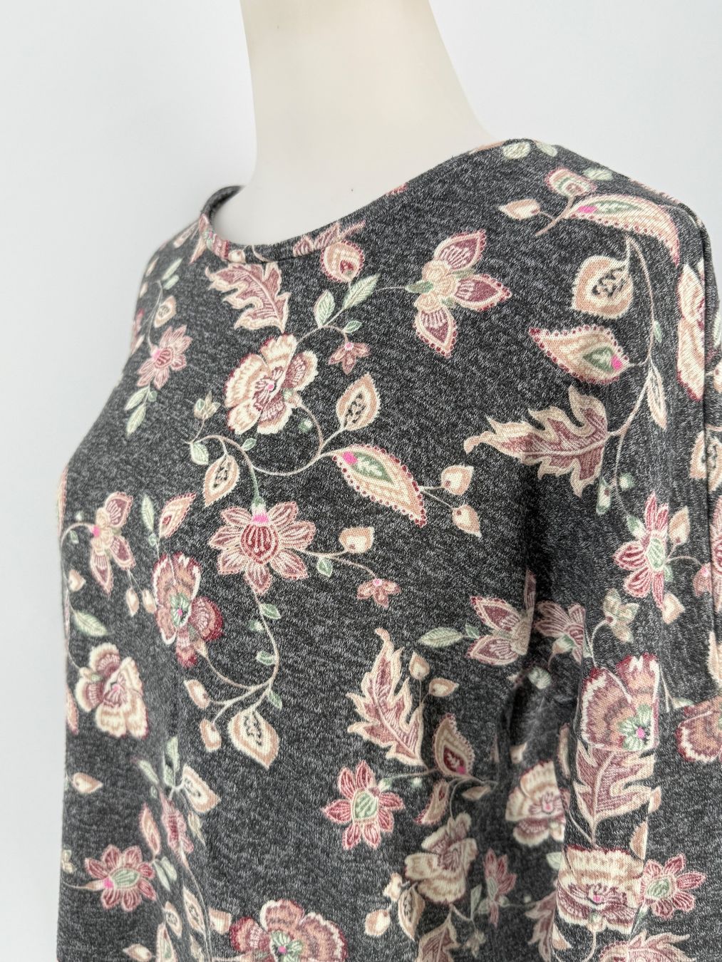 Pulls & Sweat-shirts: Pullover Gr. M mit Blumenmuster von Broadway – D'occasion à Auenstein par moin. 2