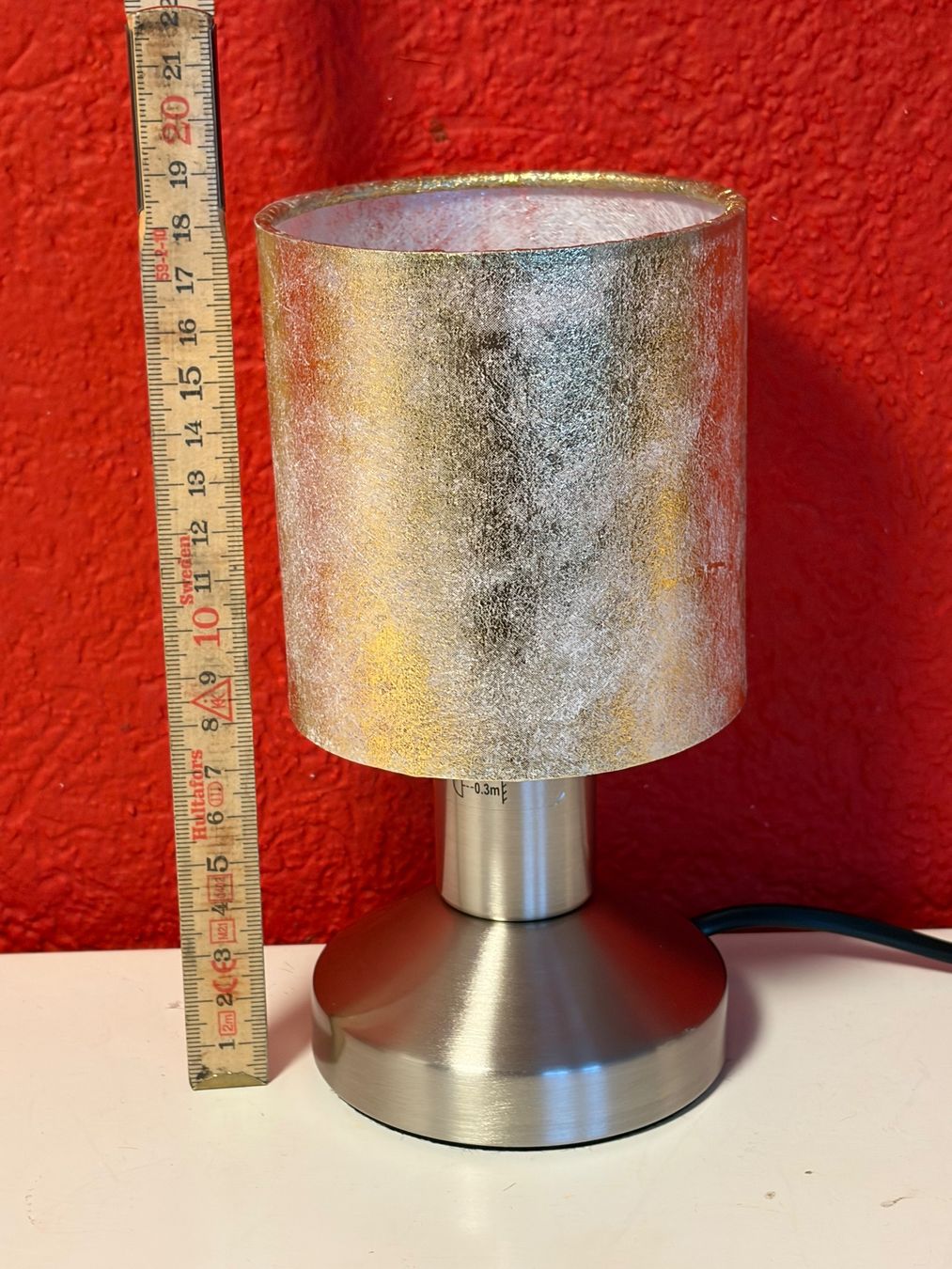 Lampade: Kleine, goldene Tischlampe-Neu – Nuovo e nell'imballaggio originale da Zäziwil venduto da Emlea 1