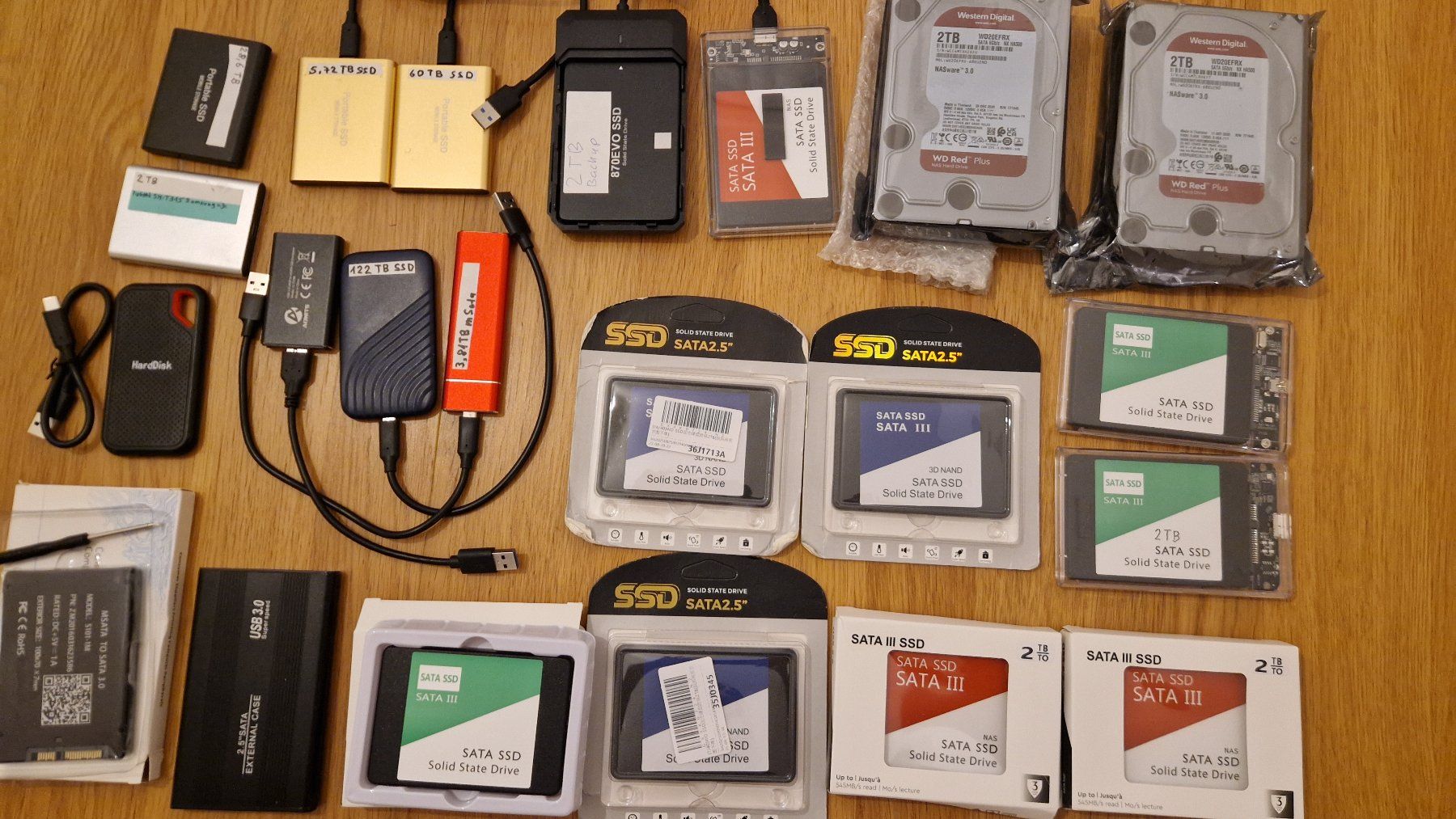 Dischi rigidi: Large Storage Lot (SSDs, HDDs, Cases & Cables) – Usato da Delémont venduto da aliGorithm 1