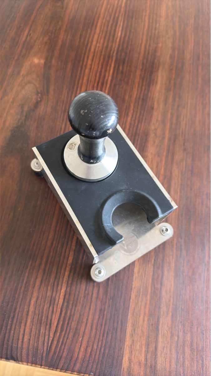 Appareils de cuisine: Kaffeetamperhalter mit Tamper – D'occasion à Fahrweid par aokolovskis