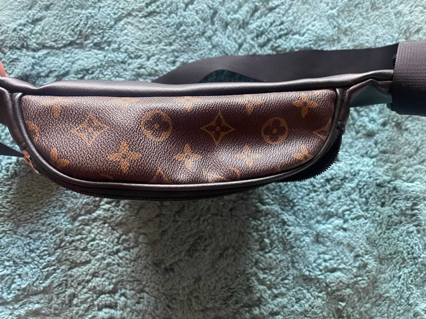 Louis Vuitton Taschen: Sacoche Louis Vuitton – Gebraucht aus Monts-de-Corsier von mol_tf27 1