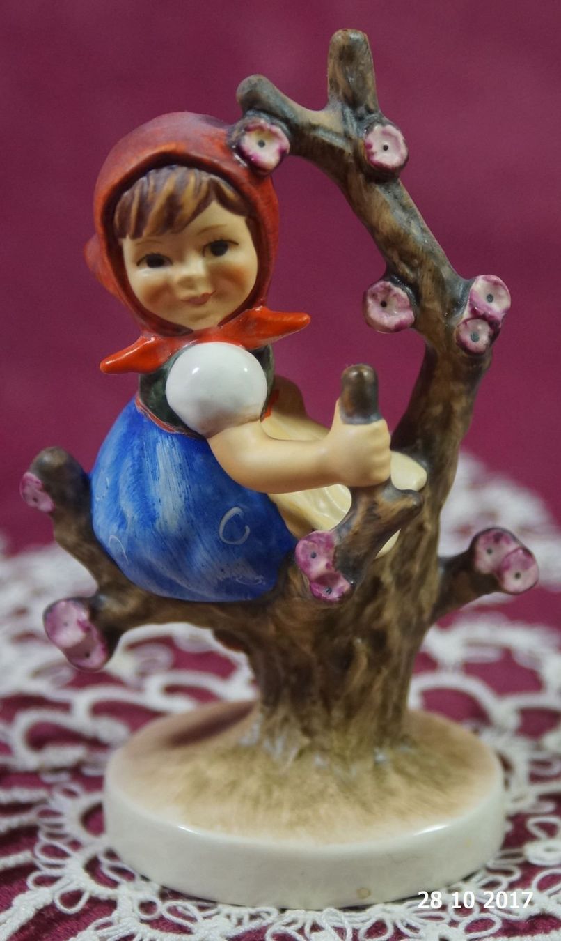 Statuette: Goebel Hummel Mädchen auf Baum 1979-90 – Usato da Basel venduto da The_Onliners