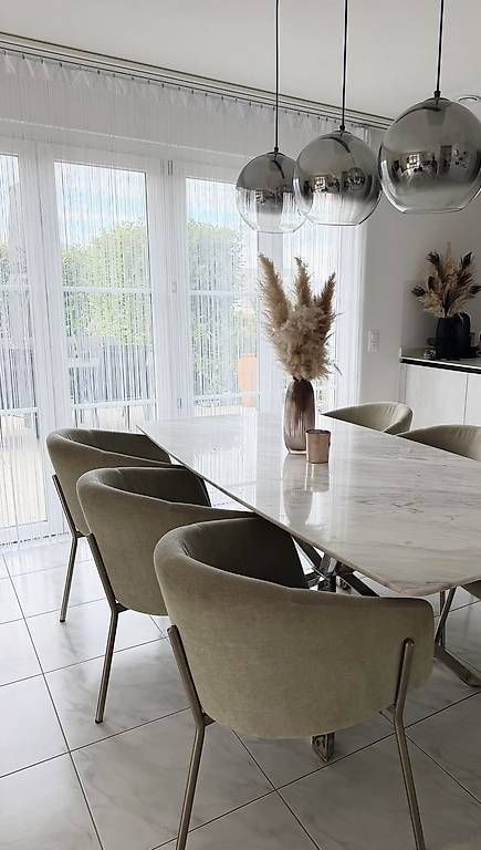 Set di tavolo e panche: Marmor Esstisch mit 6 Stühle – Usato da Flaach venduto da SR24 2