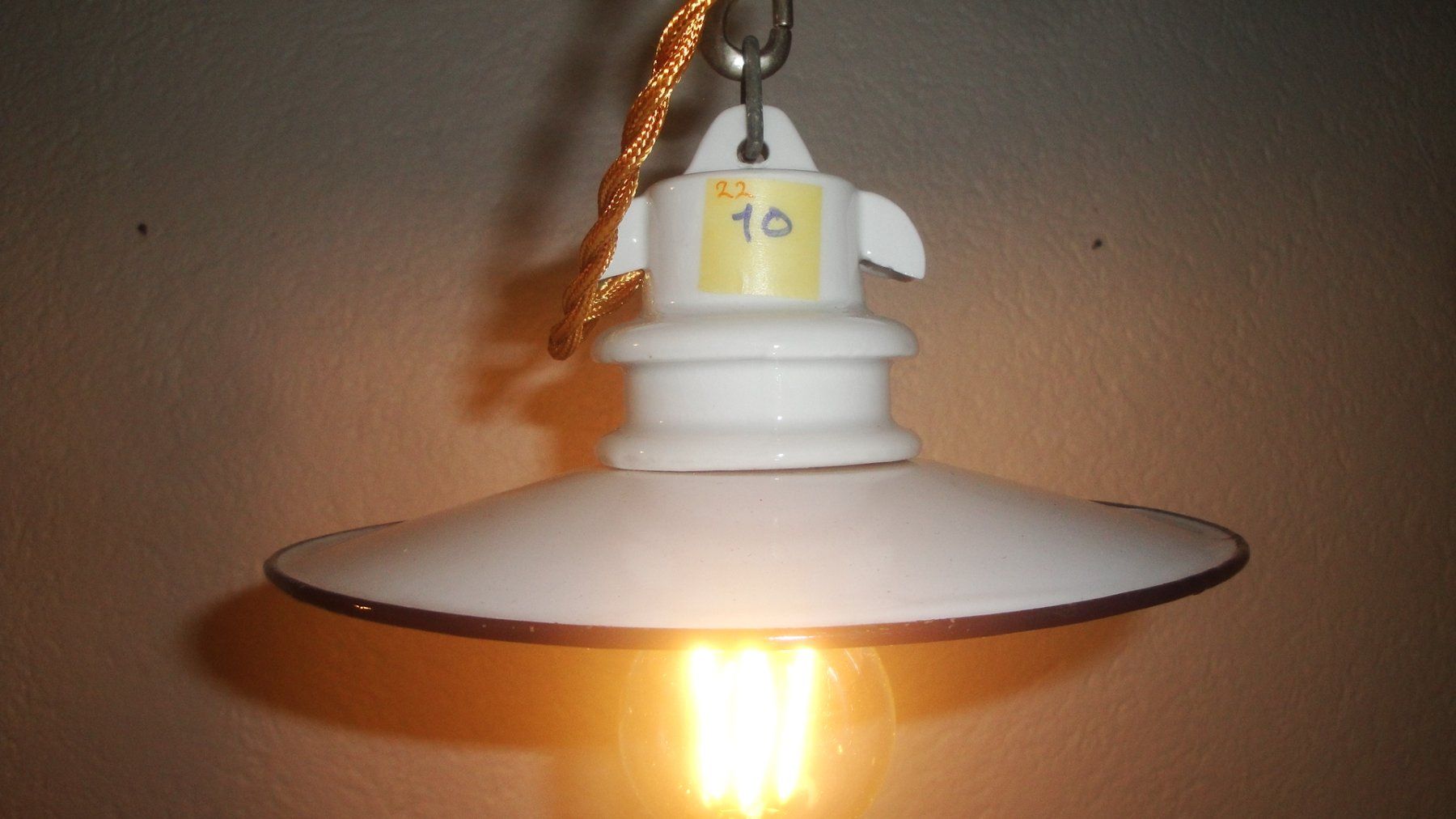 Lampade: Kellerlampe mit Emaillierter Lampenschirm – Usato da Zürich venduto da Paykan 1