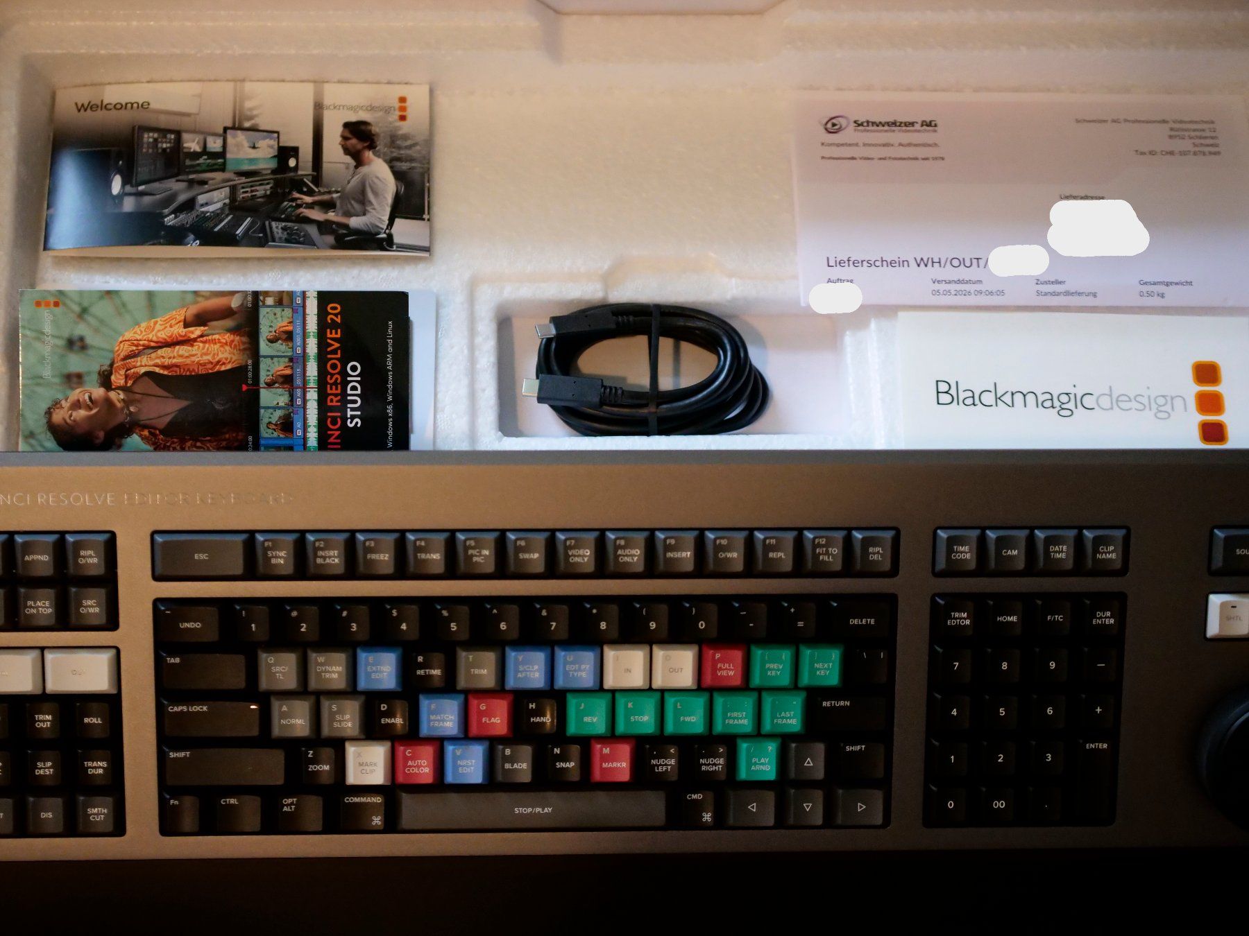 Blackmagic Tastaturen: DaVinci Resolve Editor Keyboard (mit Resolve Studio Lizenz) – Neu (gemäss Beschreibung) aus Wegenstetten von Geralt_von_R 1