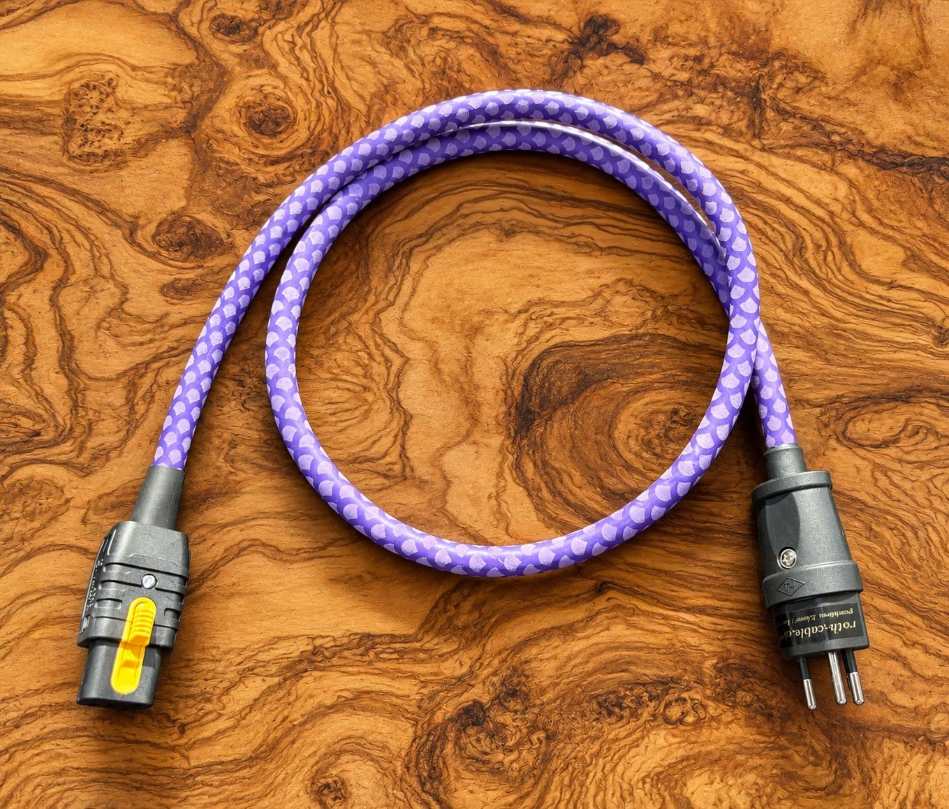 Cavi: ROTH CABLE Stromkabel High-End, FLEX geschirmt, lila, 1,0m – Nuovo e nell'imballaggio originale da Gossau ZH venduto da Axismundi_88