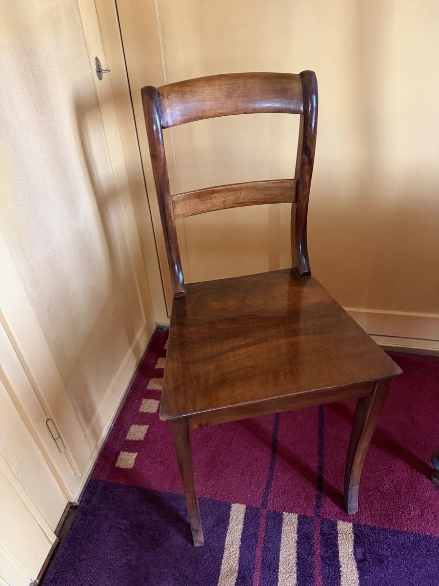 Set di tavolo e panche: Antiker Tisch mit 4 Stühlen – Usato da heiden venduto da Himmelschtern 1