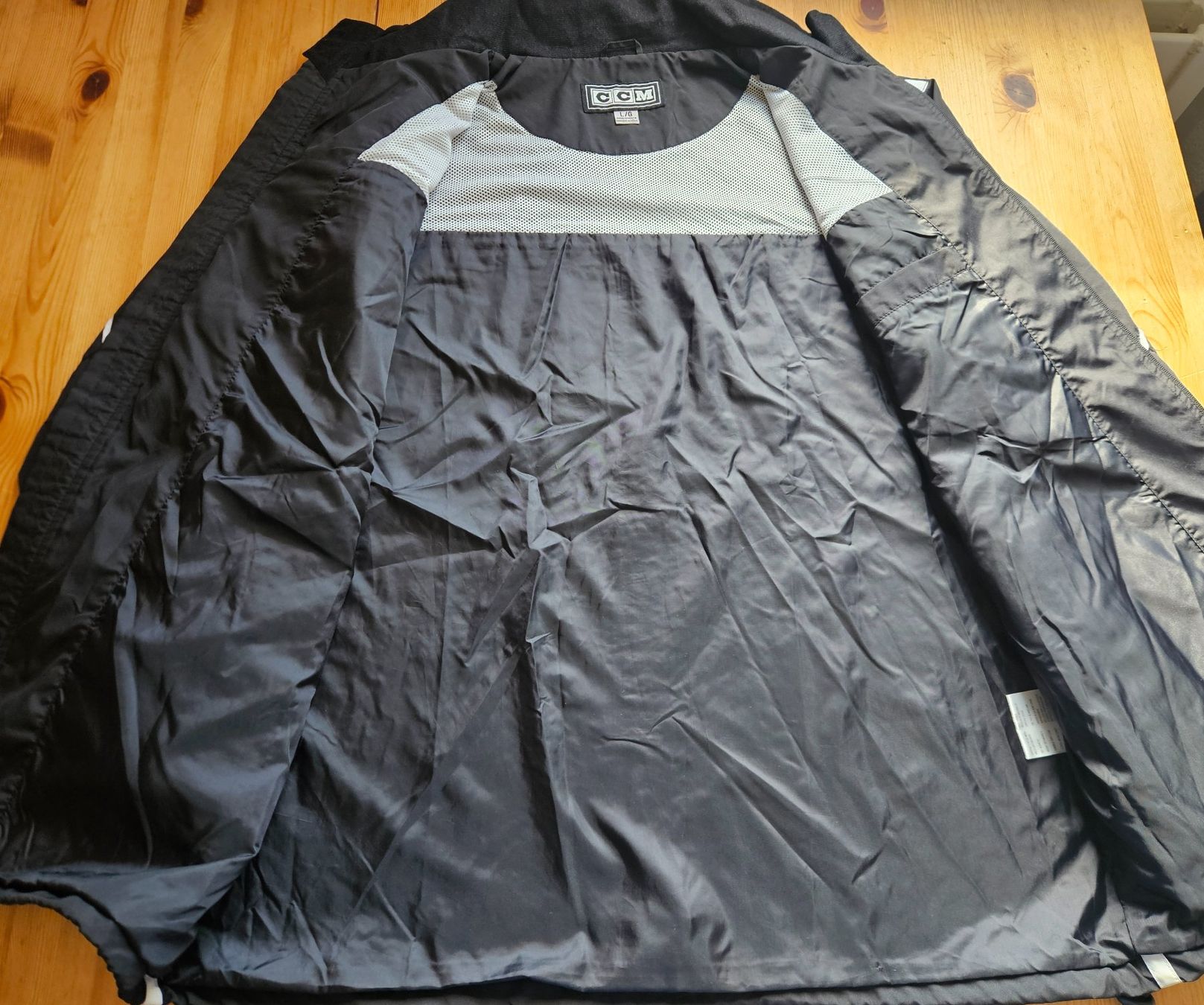 Ccm Canottiere & Pantaloni: EHC Basel Jacke CCM Grösse L EHCB Eishockey Schweiz – Usato da Hägglingen venduto da United-Village-Trade 4
