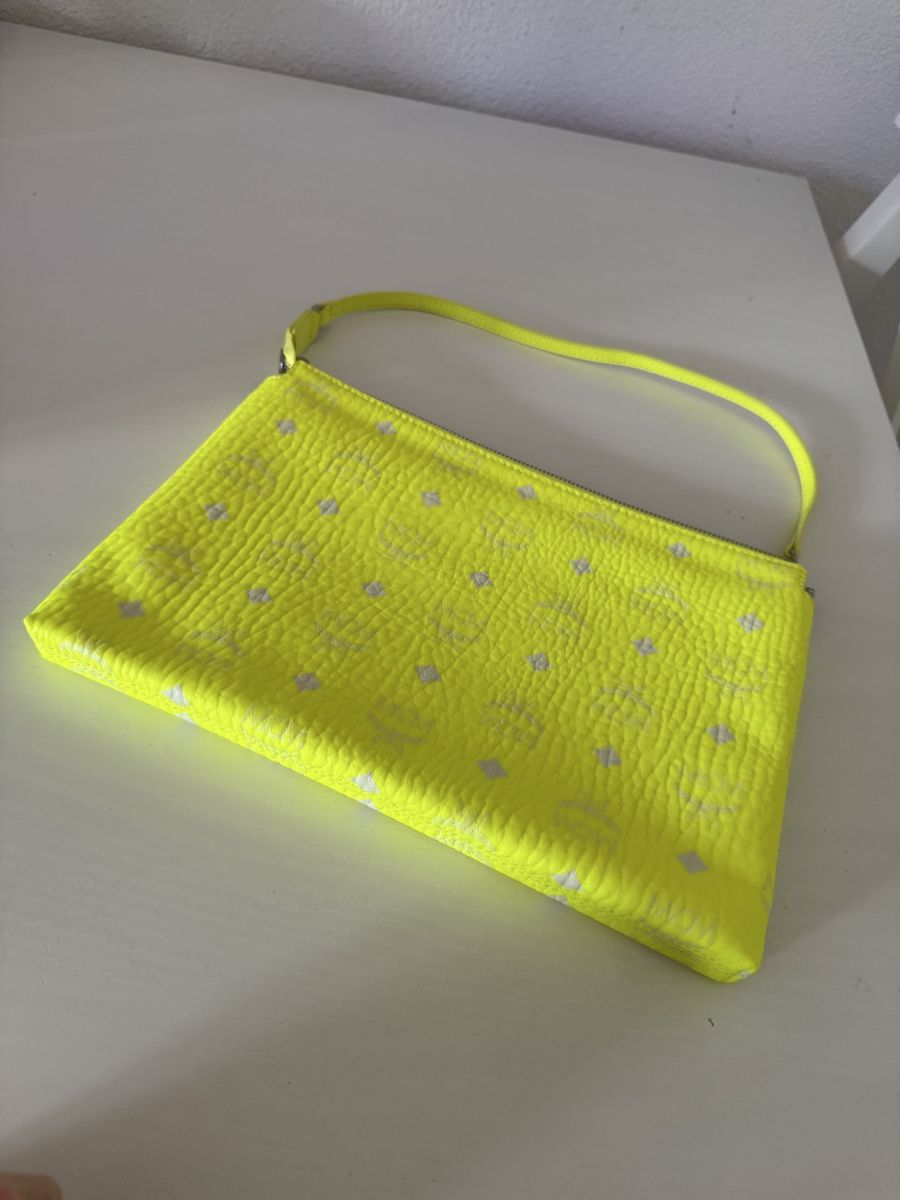 Mcm Borse da donna: MCM Flo Shopper Hologram Medium Neon Pink – Usato da Oberglatt ZH venduto da jul_nhy7 8