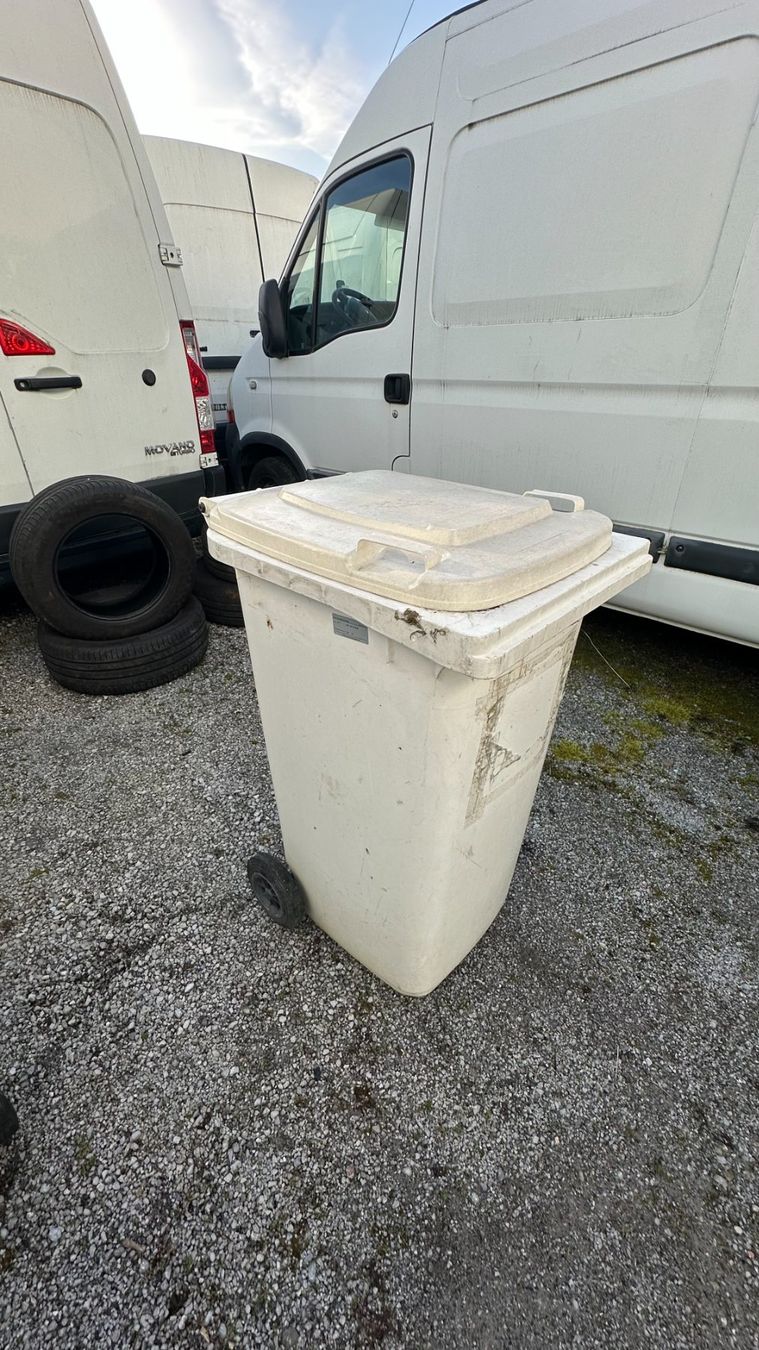 Banconi: Abfallbehälter, Rollcontainer 240 Liter / 110 kg weiss – Usato da Dübendorf venduto da rog_8pqk 1
