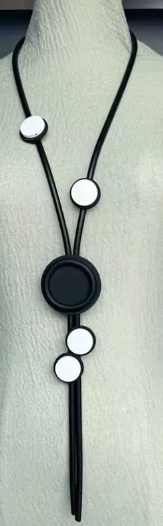 Ketten: Collana lunga nera con ciondoli bianchi e neri – Neu (gemäss Beschreibung) aus Giubiasco von Stefaniav