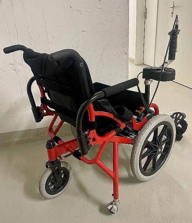 Sedie a rotelle: Velo-Rollstuhl Cogy – Usato da Zug venduto da pinat14 1