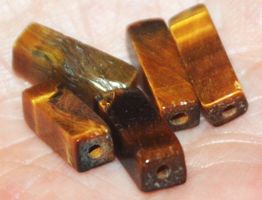 Rechtecke gelocht A-686 – Tigerauge 4x4x13mm – 5 Stück