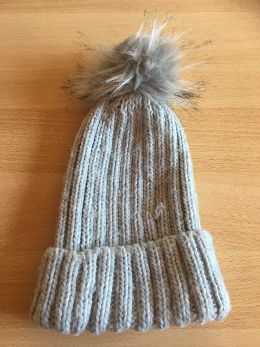 Sonstige Damenmode: Strickmütze mit Bommel hellgrau  – Gebraucht aus Bärschwil von Ranron1970 1