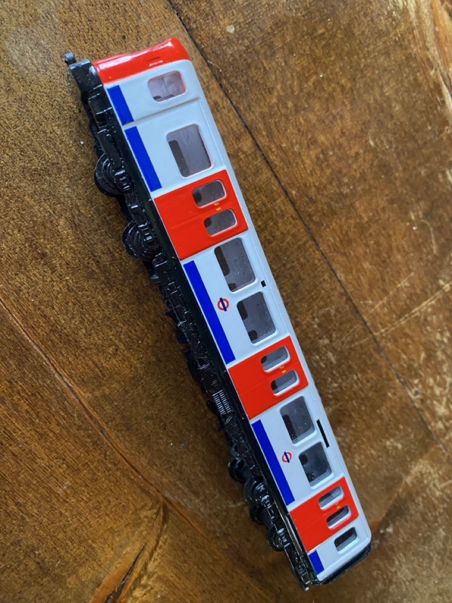 Modellbausätze & Standmodelle: London Underground Zug Modell – Neu (gemäss Beschreibung) aus Buochs von snowman07 2