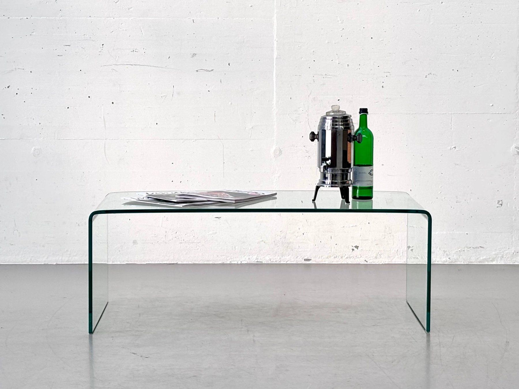 Tische: Minimalistischer Couchtisch aus gebogenem Glas – Gebraucht aus Zürich von LeMoege