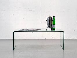 Minimalistischer Couchtisch aus gebogenem Glas
