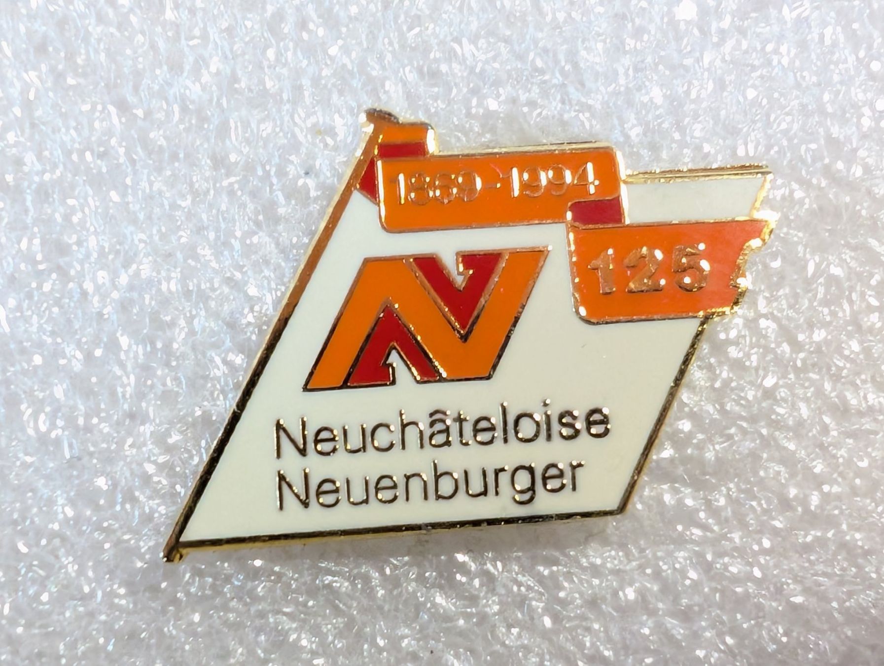 Plaketten & Abzeichen: Ansteckpin 291: Neuenburger – Gebraucht aus Oppligen von Pin-Fall-Shop