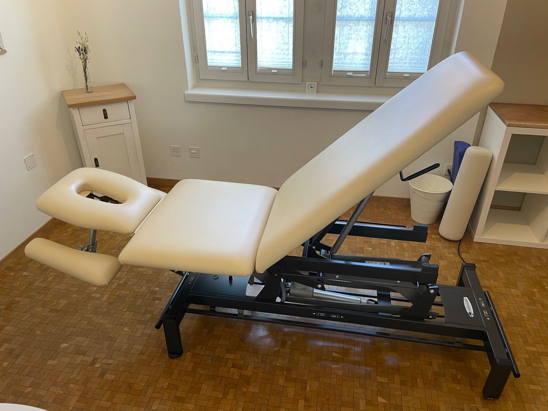 Liegen & Liegestühle: elektrisch höhenverstellbare Behandlungs- oder Therapieliege – Gebraucht aus Büren NW von Tess77 3