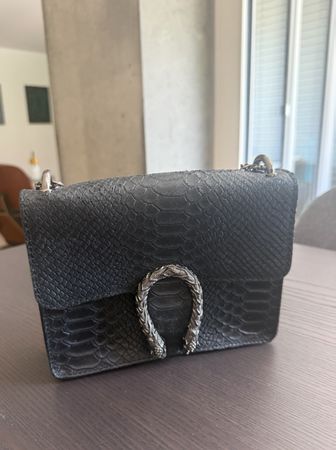 Schwarze Umhängetasche (Leder, Gucci Design)