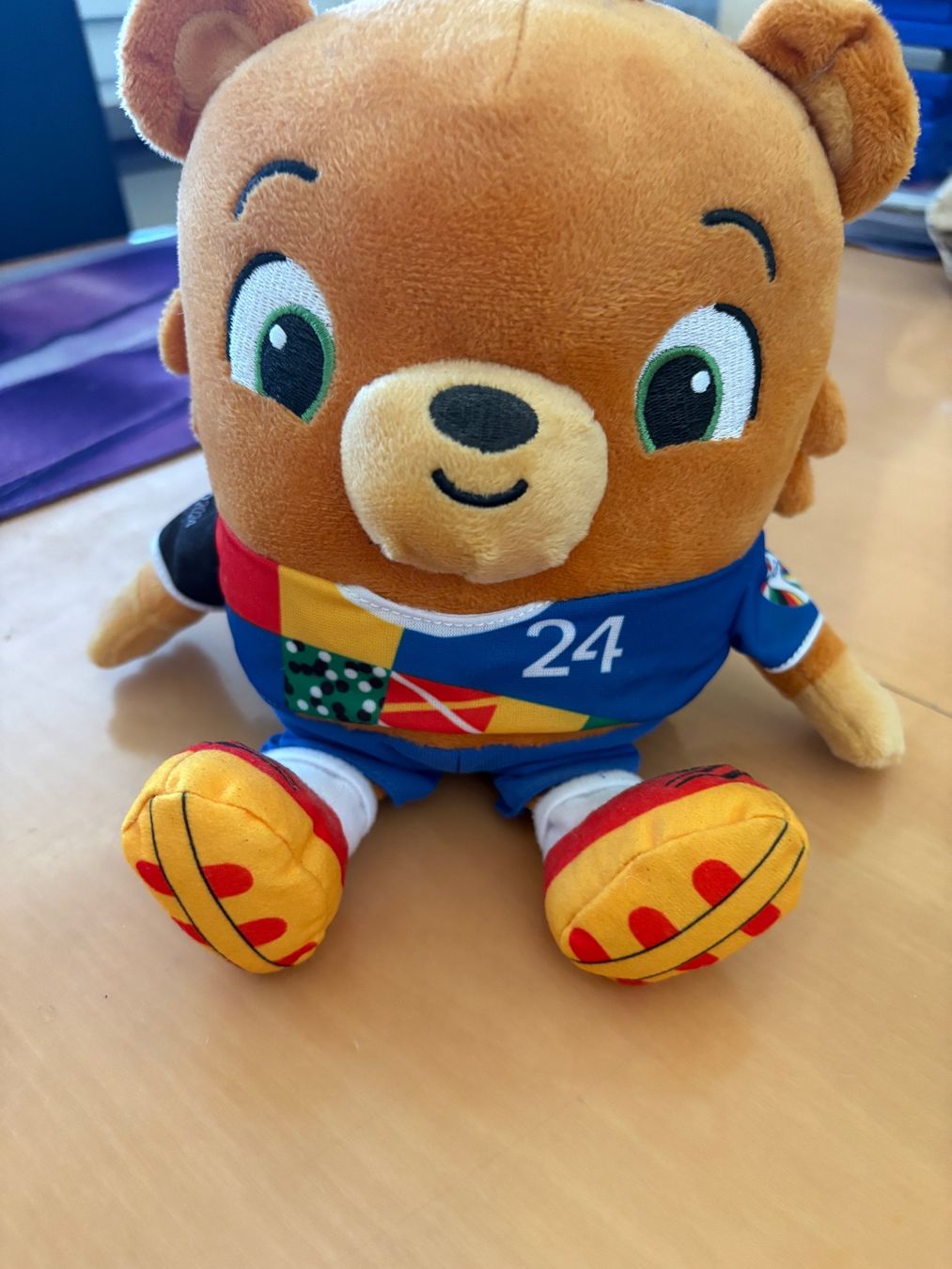 Giocattoli: Stofftier Bär UEFA EURO2024 Deutschland Maskottchen neu – Nuovo (secondo la descrizione) da Bremgarten AG venduto da rom_lm8n