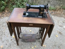 Nähmaschine Bernina mit Holzuntertisch gebraucht