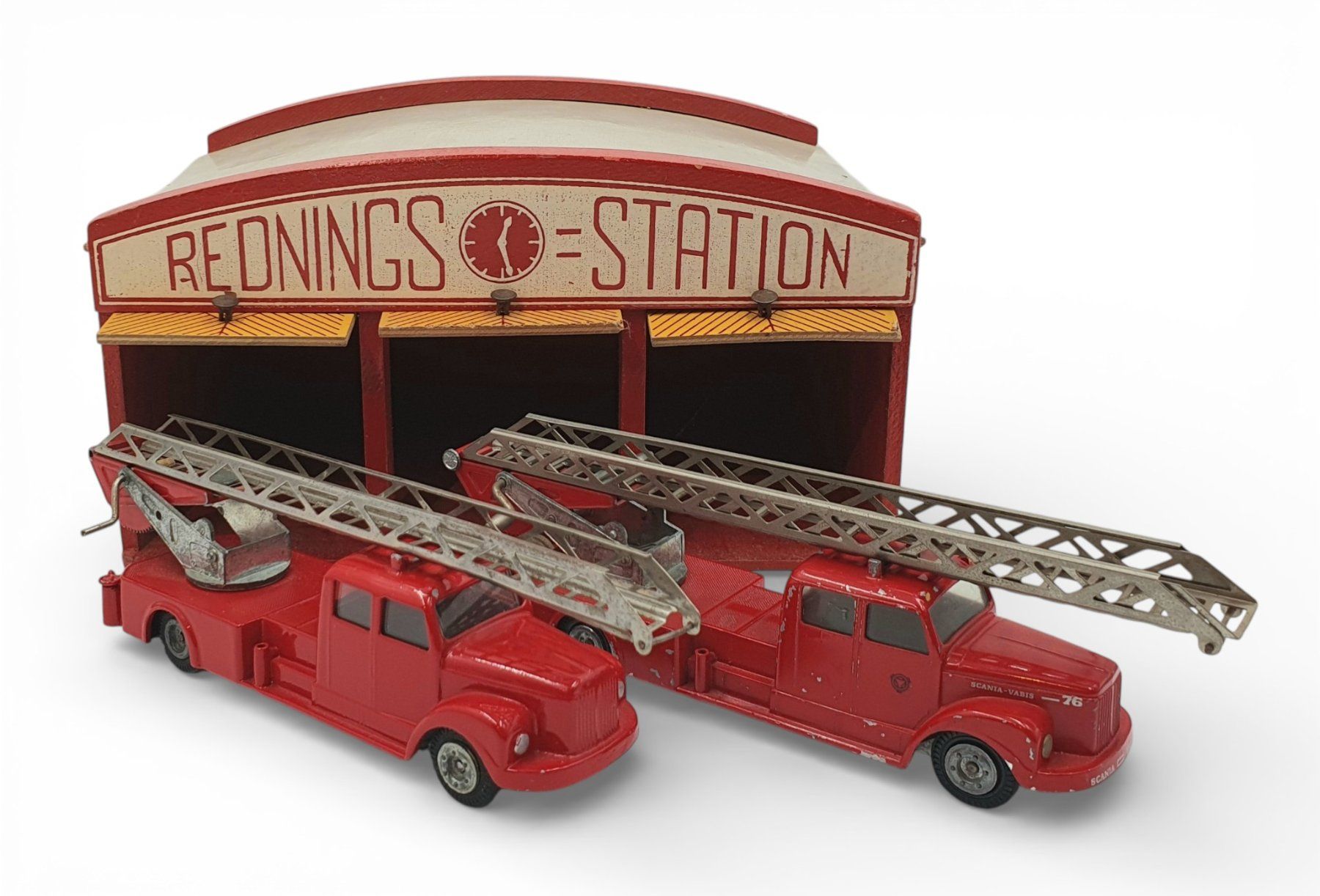 Tekno Modellautos: Feuerwache mit 2 Tekno Feuerwehren – Gebraucht aus Rickenbach b. Wil von klassikmarkt.ch 2