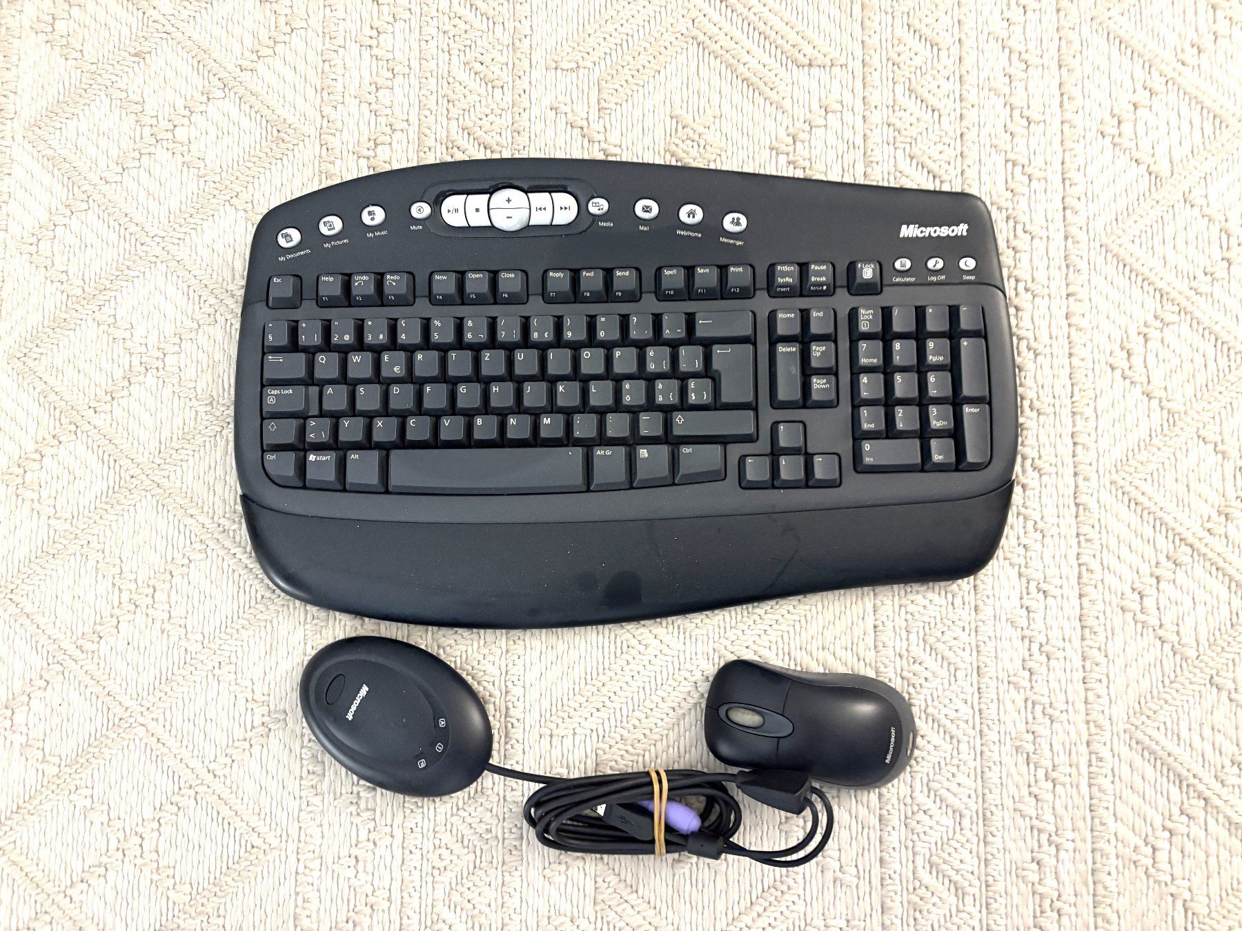 Microsoft Tastaturen: PC Tastatur mit Maus - Marke MICROSOFT – Gebraucht aus Glattbrugg von Ariel012 1