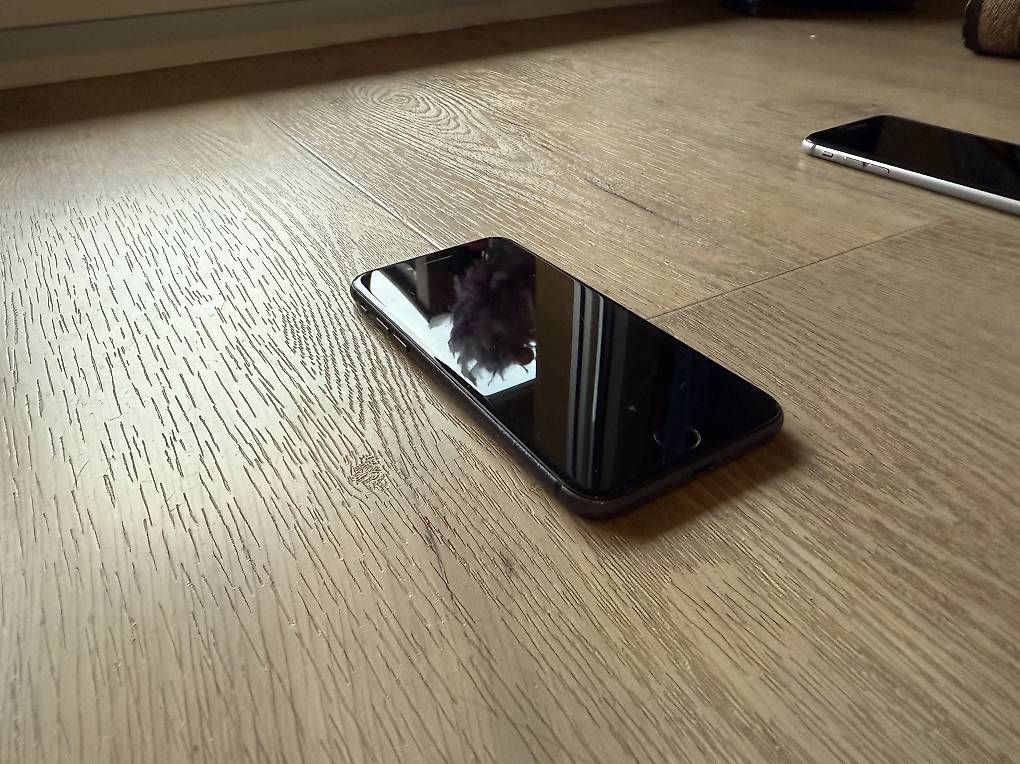 Telefoni cellulari / Smartphones: I phone 8 – Usato da Ecublens VD venduto da Viret48 1