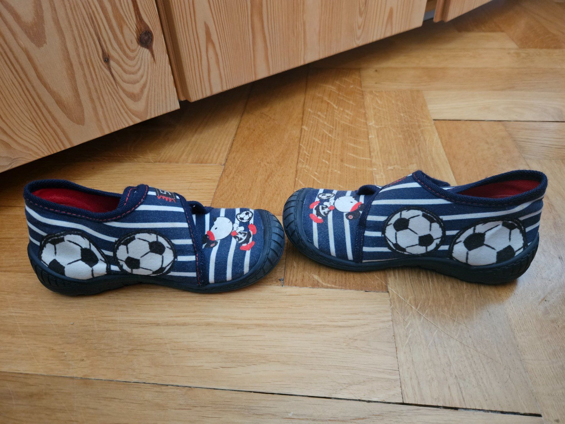 Scarpe per ragazzi: Fussball-Hausschuhe,Gr. 27 – Usato da Bern venduto da j-o 1