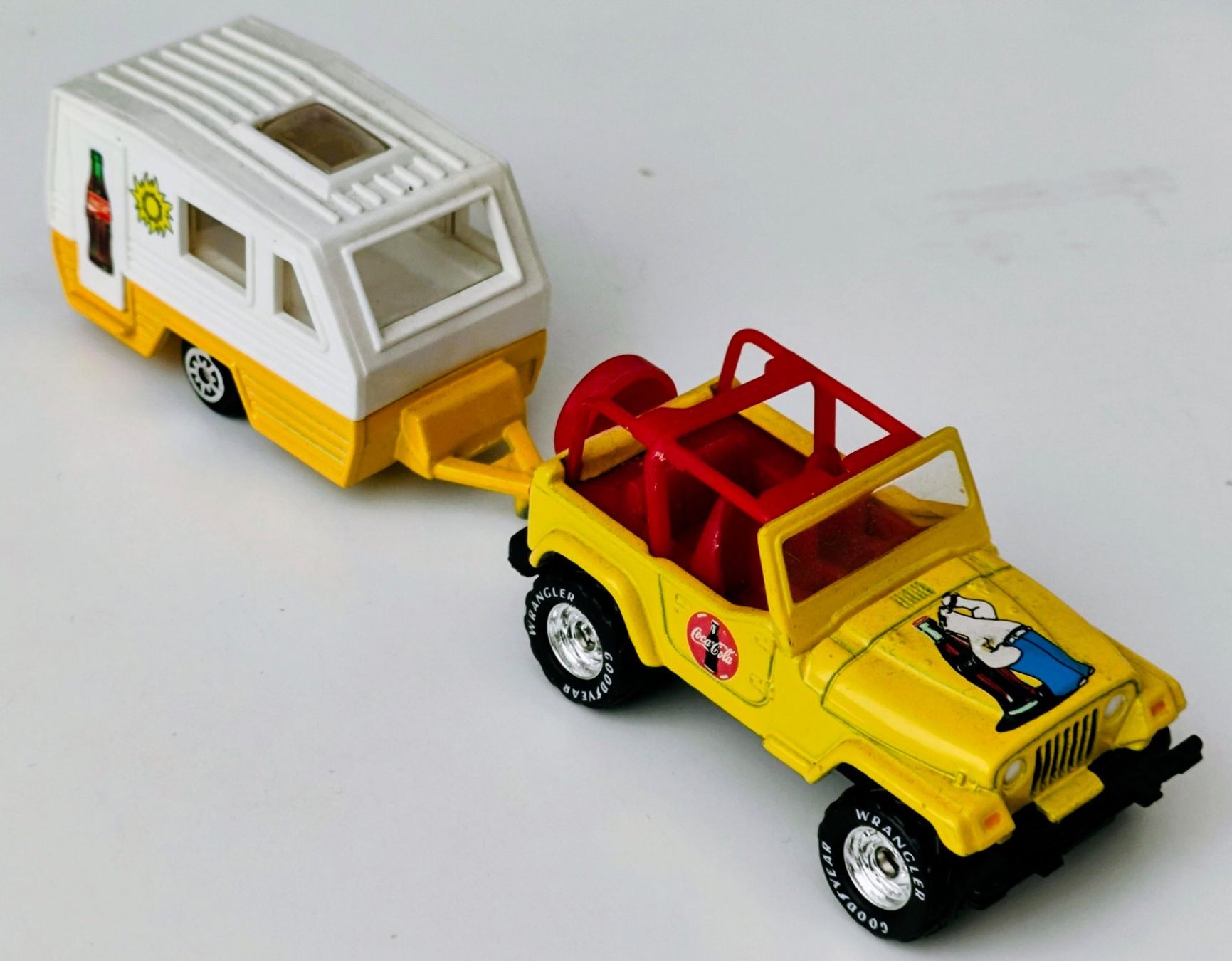 Coca-Cola Modellini d'auto: Coca-Cola Jeep mit Wohnwagen (10) – Usato da Pfäffikon ZH venduto da Colacity 1