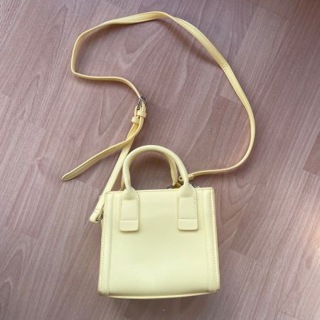 Kleine Handtasche gelb mit Schulterriemen