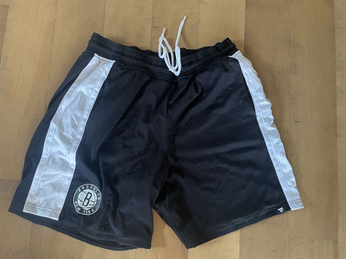 Pantaloni: Short Brooklyn Nets Fanatics 2XL comme neuf! – Nuovo (secondo la descrizione) da Pully venduto da emi_6mv2