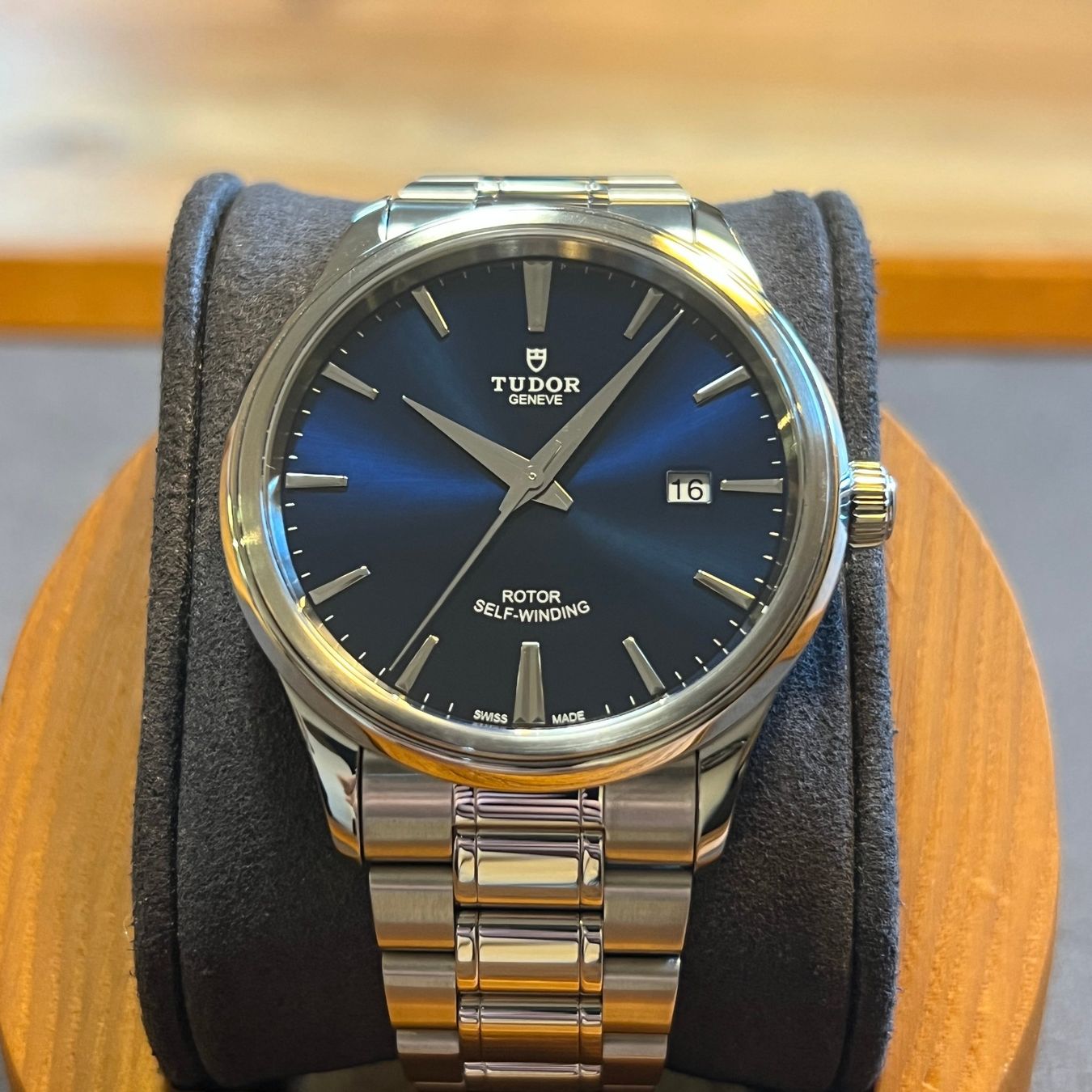 Tudor Montres: FLASH SALE Tudor Style Automatic Date Blue Dial 12700 – D'occasion à Carouge GE par Watchaser
