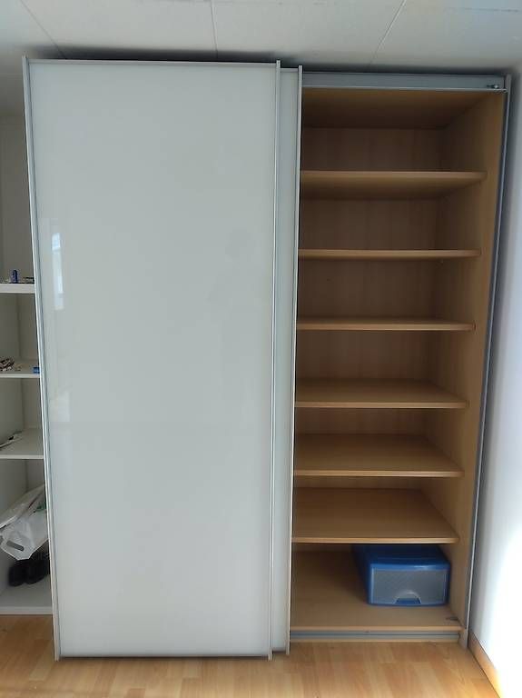 Armoires: Grosser Kleiderschrank mit Schiebetüren (Möbel Egger) – D'occasion à Luzern par Griphus1 1