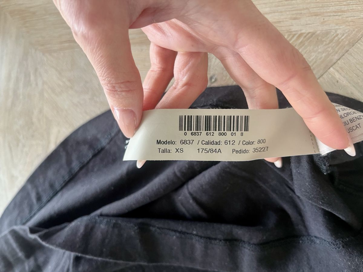 Massimo Dutti Tops: Massimo Dutti Top, schwarz, Grösse XS – Gebraucht aus Pfäffikon SZ von humming-bird 4