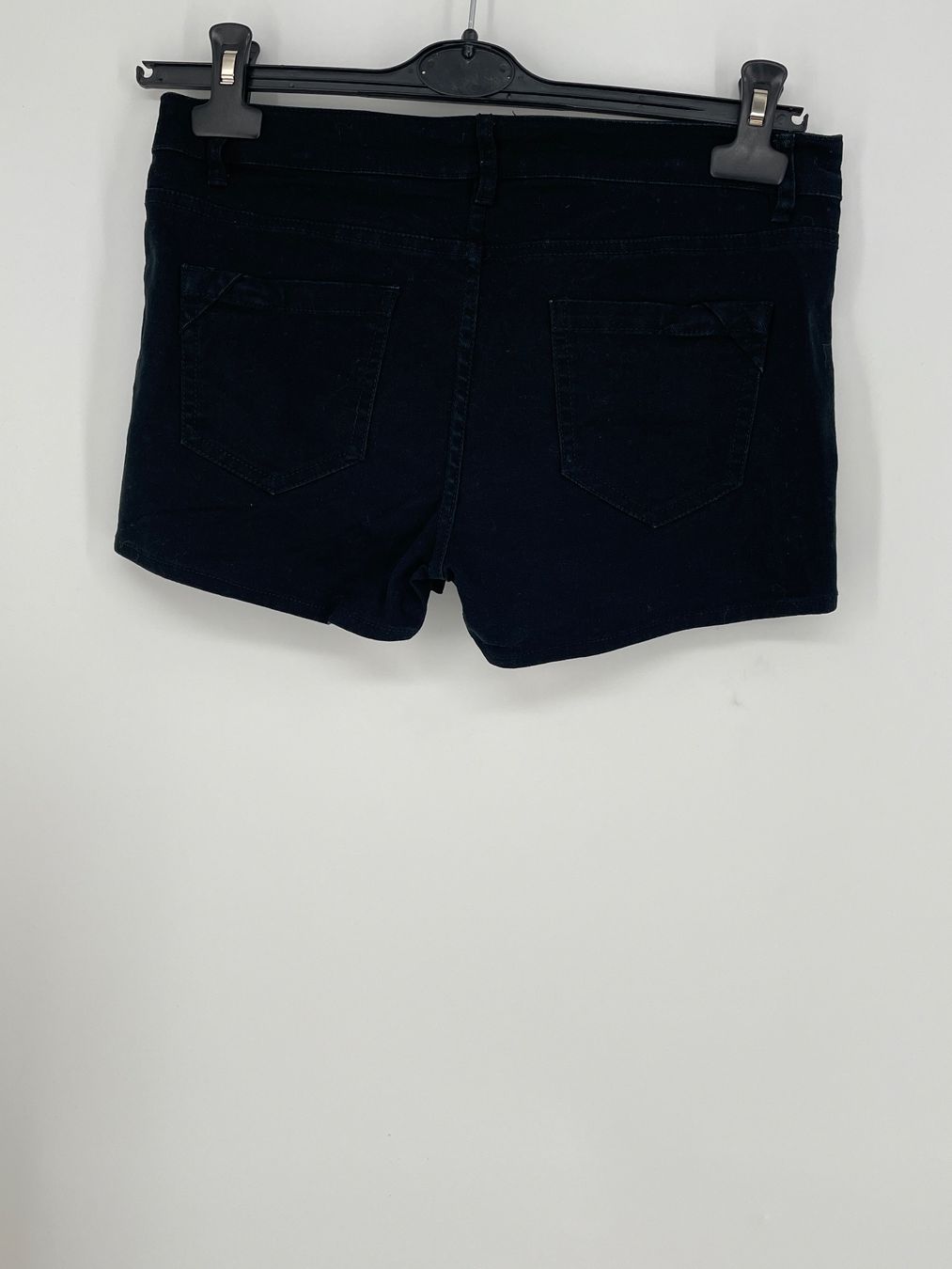 Jeans: Jeansshorts Gr. 36 von Famous – Usato da Auenstein venduto da moin. 1