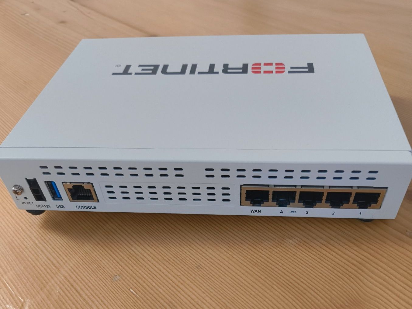 Fortinet Firewall: Fortinet FortiGate 40F Firewall – Usato da Unterägeri venduto da giten 4