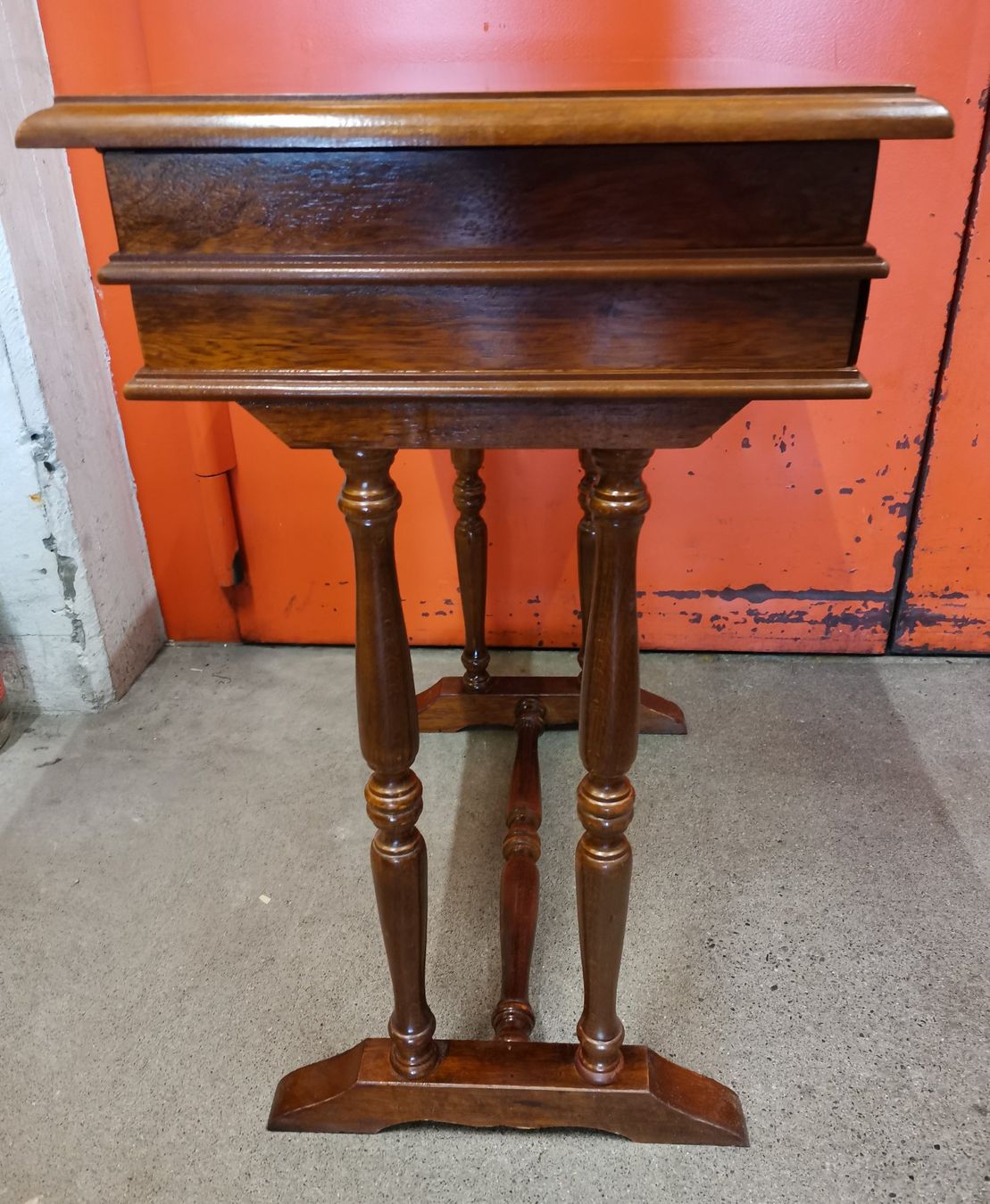 Tables: Nähtischchen mit Intarsien – D'occasion à Suhr par Brocki-Suhr 4
