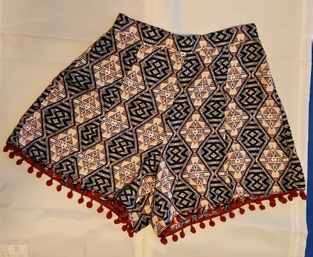 Sommerliche Shorts mit Bommeln, Ethno-Muster, XS, wie neu