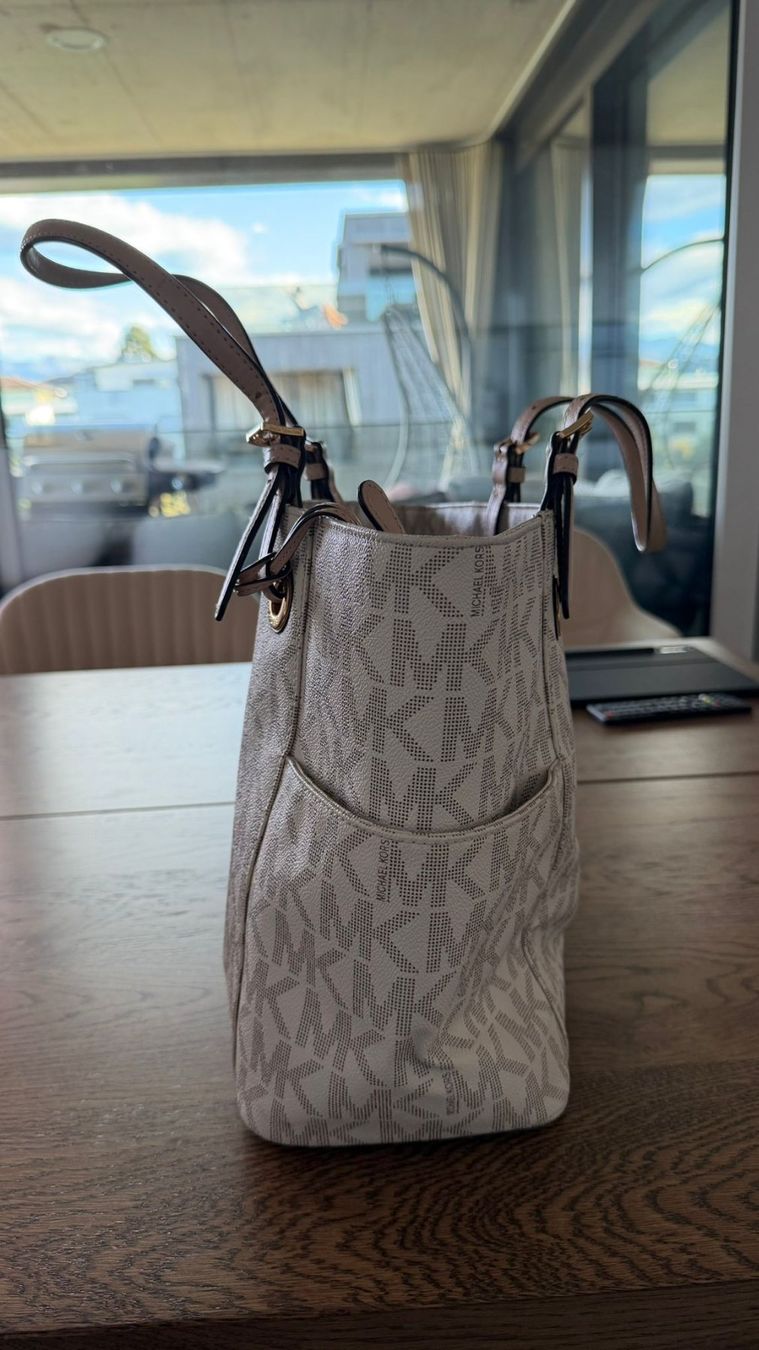Michael Kors Borse da donna: Michael Kors Handtasche weiss monogramm – Usato da Schmitten FR venduto da PA17 2