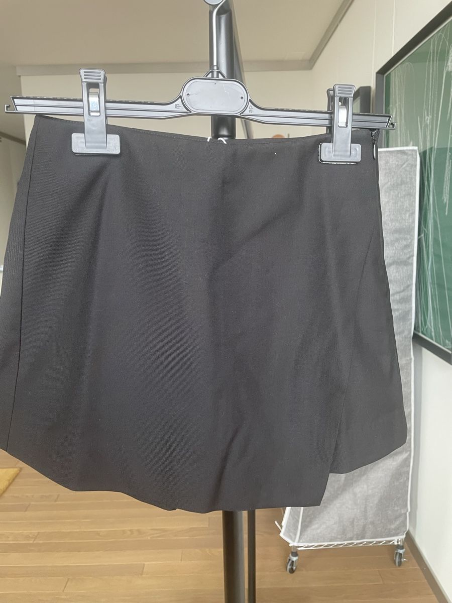 Pantaloni: Chic Black Mini Skort - Perfect for Summer Outings! – Nuovo e nell'imballaggio originale da Zürich venduto da ayl_5wmh 1