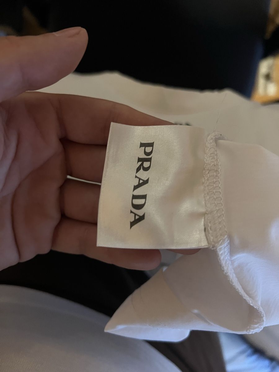 Prada T-shirt: T-shirt Prada blanc – Usato da Villars-Ste-Croix venduto da Maaaat 2