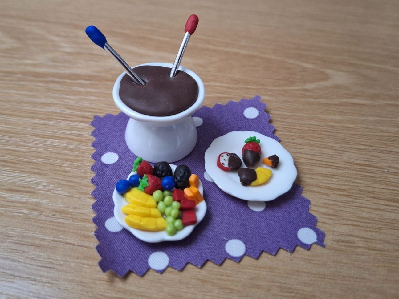 Case e mobili per bambole: Handmade Schoggi Fondue Set – Nuovo (secondo la descrizione) da Zürich venduto da HandmadeTinyFood 4