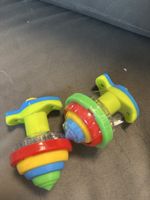 Zwei bunte Kreisel aus Kunststoff für Kinder gebraucht