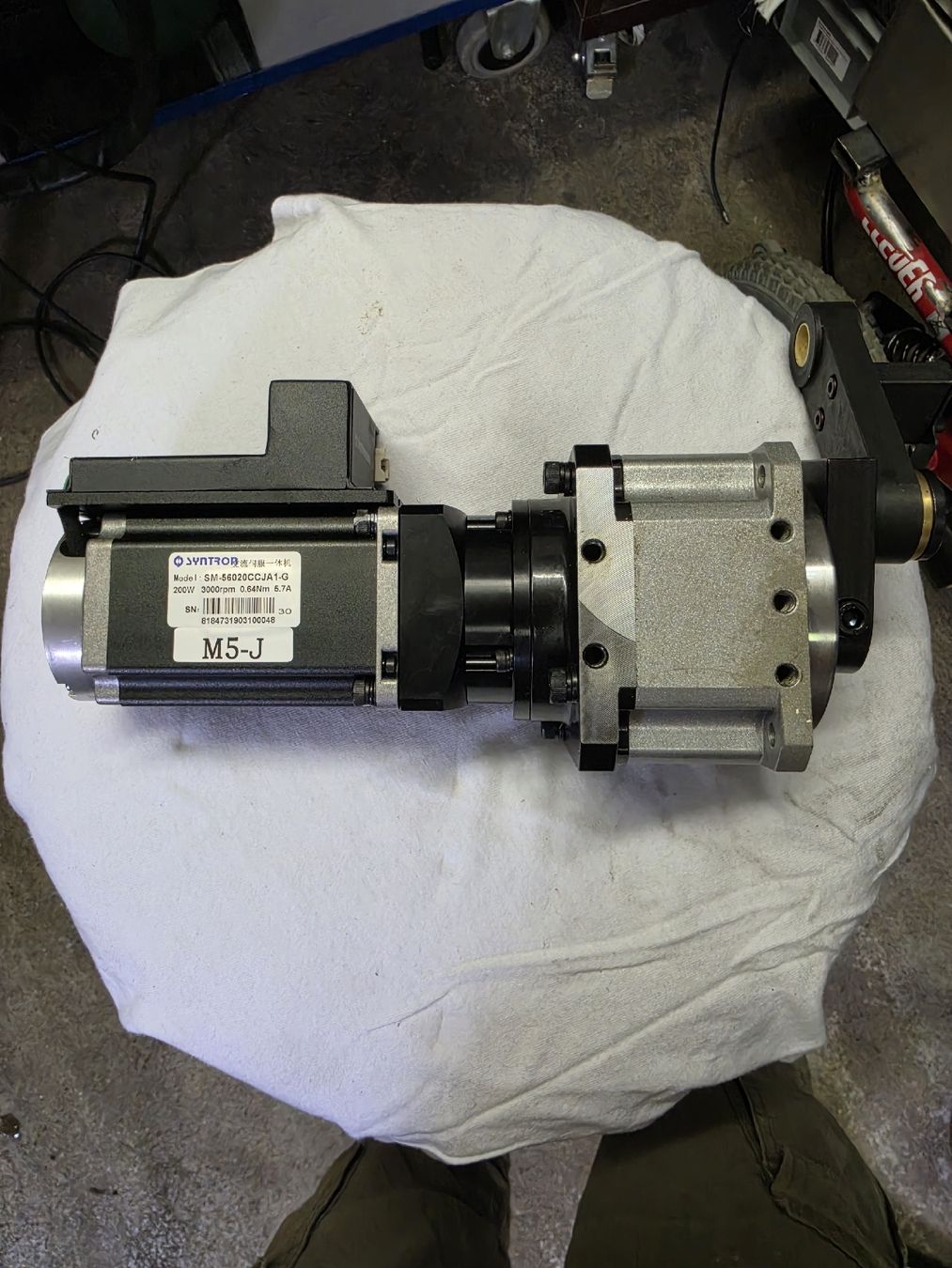 Motoren: SYNTRON Servomotor 200W mit Getriebe – Gebraucht aus Nussbaumen AG von Martinfal