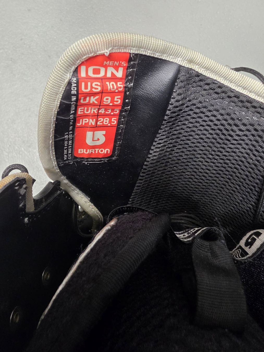 Atomic Board: Atomic Snowboard inkl. Burton Bindung und Schuhen – Usato da Thalwil venduto da Chris23 3